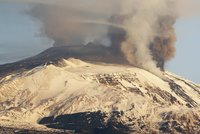 Etna se probudila a chrlí lávu, na Sicílii jsou ve střehu