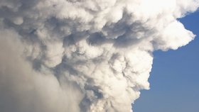 Z vulkánů se valí dým do velké výšky