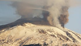Etna se probudila a chrlí lávu, na Sicílii jsou ve střehu