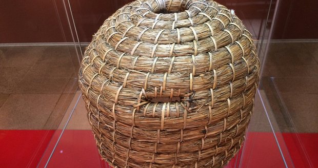 Včelí úl pletený ze slámy z počátku 20. století