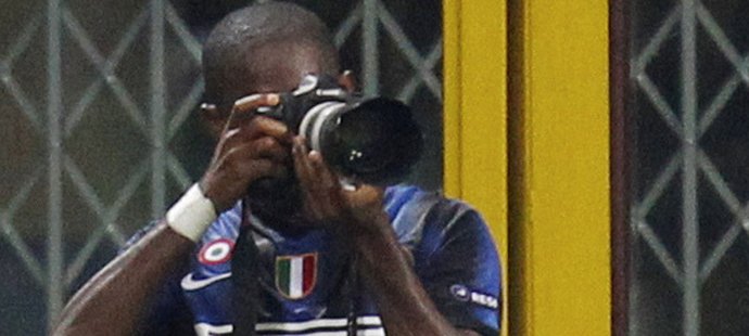 Samuel Eto&#39;o vzal při utkání fotoaparát a pořídil fotografii spoluhráče Sneijdera.
