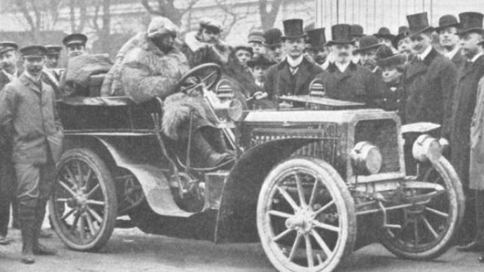 Ettore Bugatti přijíždí se svým vozem na automobilovou výstavu ve Vídni v roce 1903