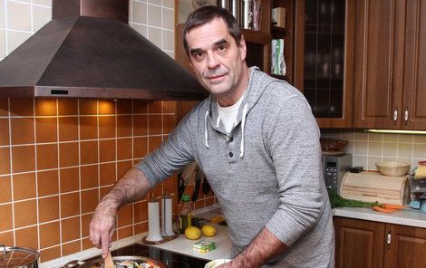 Miroslav Etzler v kuchyni.