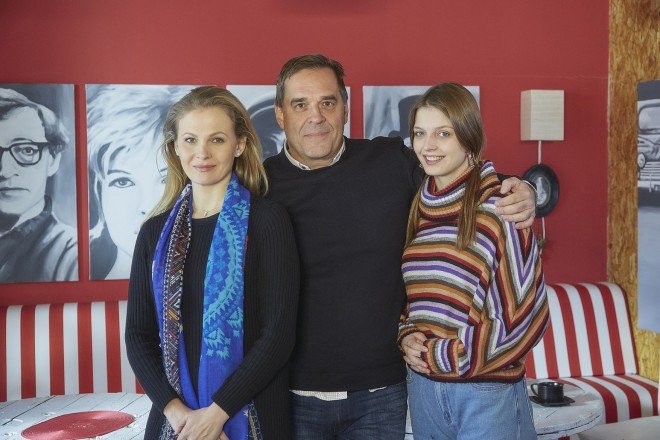 Se svou seriálovou manželkou Míšou Badinkovou a jejich dcerou Simonou Lewandowskou.