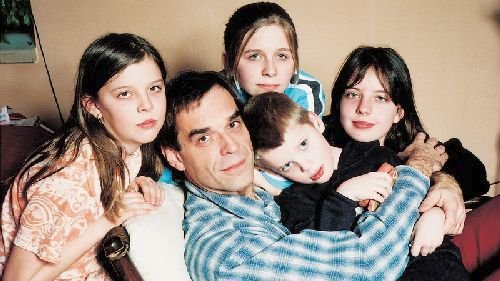 2005 Na archivní fotografii jsou s tátou Mirkem nevlastní dcera Šimona, dcery z jeho prvního manželství Markéta a Magdalena a syn Kristián.