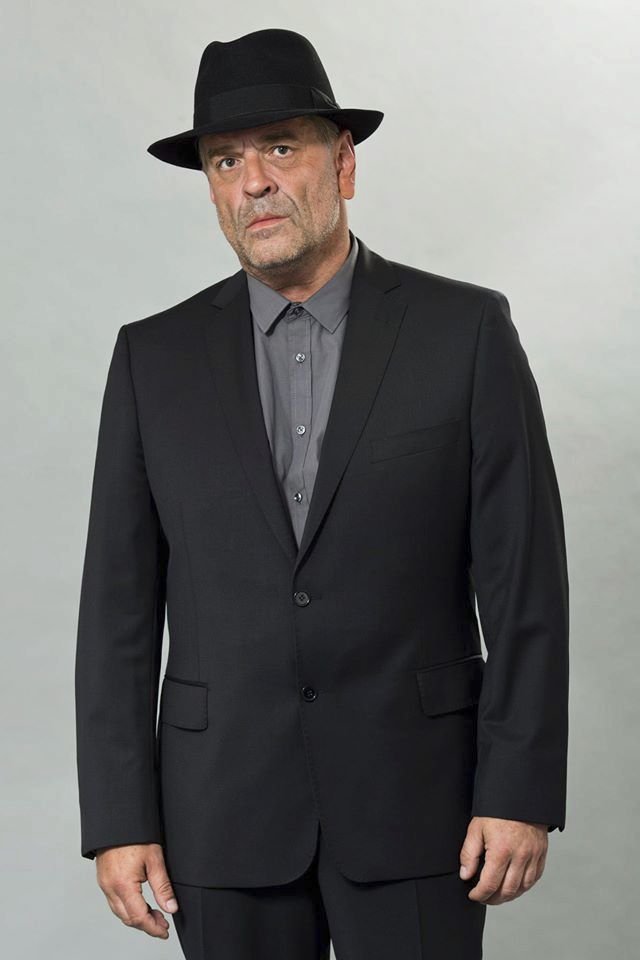 Jako čerstvě mrtvý Leonard Cohen.