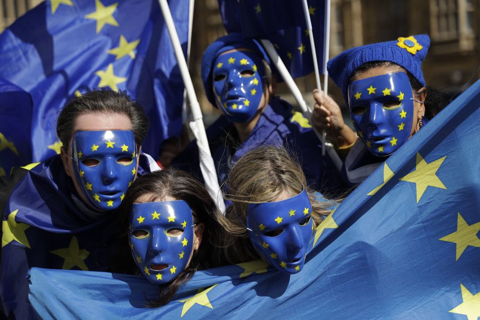 Lidé protestující vůči odchodu Británie z EU.