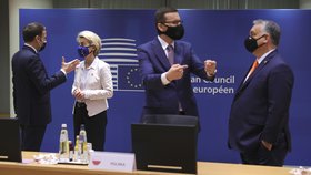 Summit EU: Francouzský prezident Emmanuel Macron s předsedkyní EK Ursulou von der Leyenovou (vlevo), maďarský premiér Viktor Orbán a polský premiér Mateusz Morawiecki, (10.12.2020).