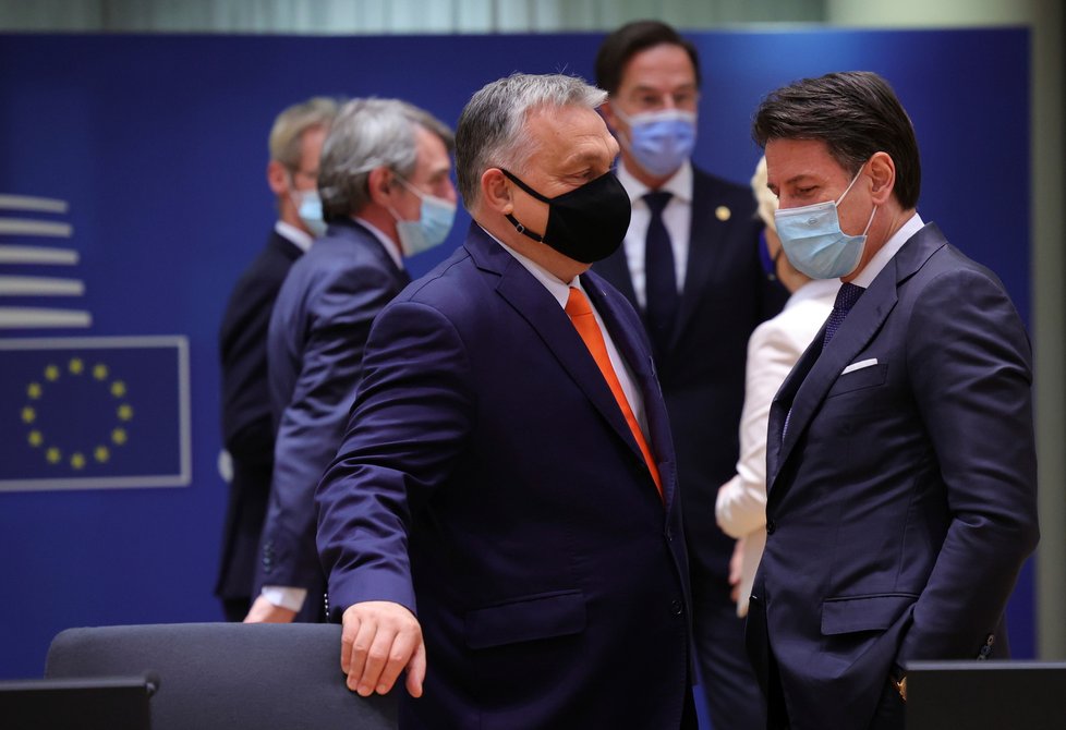 Summit EU: Maďarský premiér Viktor Orbán a italský premiér Giuseppe Conte, (10.12.2020).
