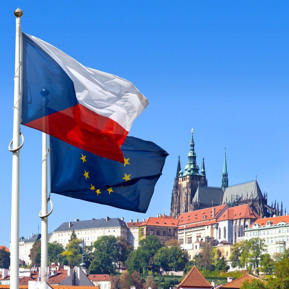 Vlajka České republiky a EU a panorama Hradčan