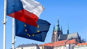 Vlajka České republiky a EU a panorama Hradčan