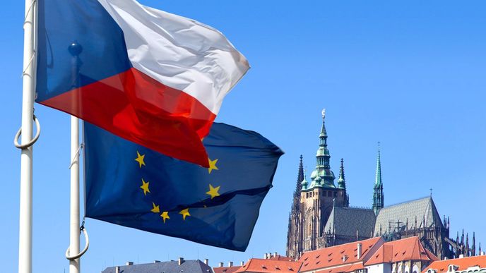 Vlajka České republiky a EU a panorama Hradčan