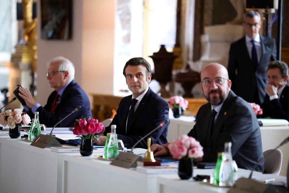 Summit EU: Zleva Josep Borrell, Emmanuel Macron, Charles Michel.