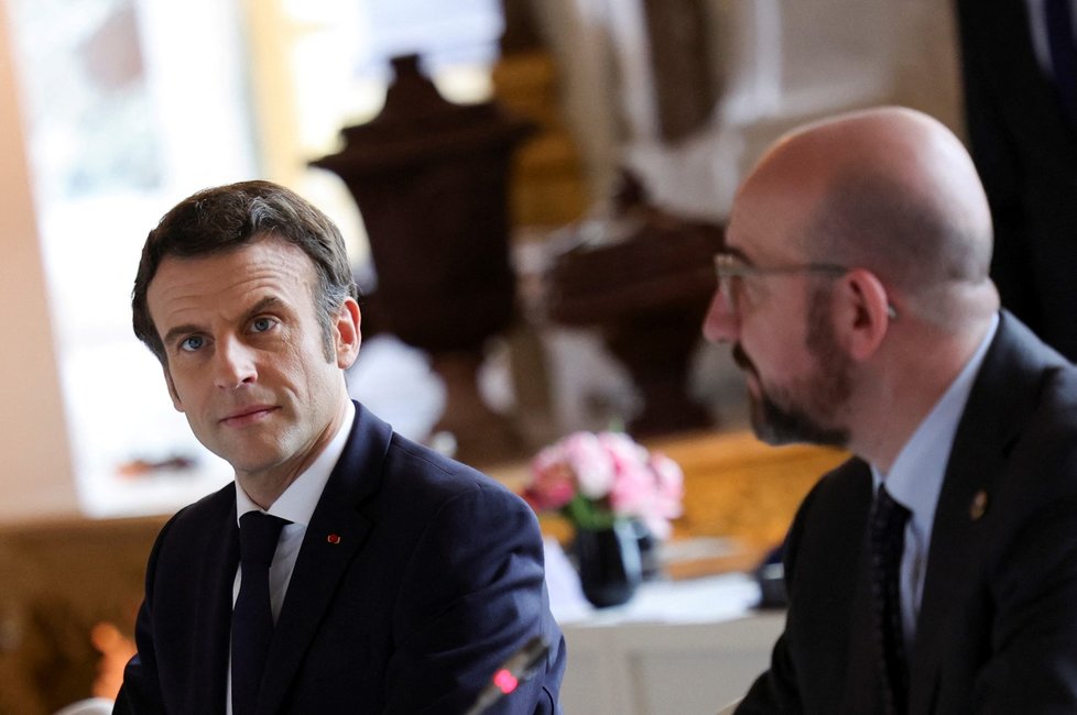 Emmanuel Macron a europrezident Charles Michel ve Versailles, 8. 3.