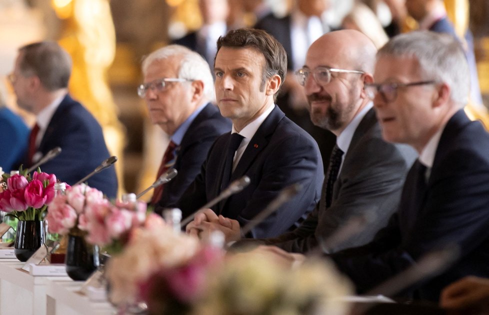 Hostitelem summitu je Emmanuel Macron.