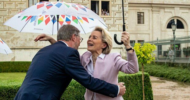 Fiala se objímal s Leyenovou pod deštníkem: Tohle čeká EU pod českým předsednictvím