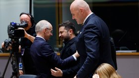 Ukrajinský prezident Volodymyr Zelenskyj a lucemburský premiér Luc Frieden na summitu v Bruselu