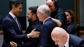 Ukrajinský prezident Volodymyr Zelenskyj a nizozemský premiér Rob Jetten na summitu v Bruselu