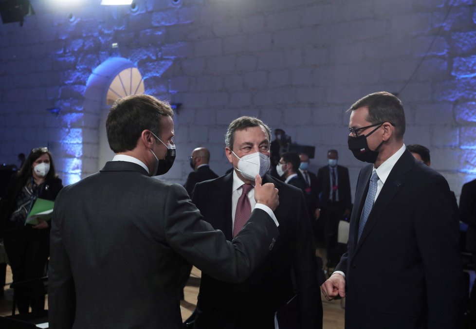 Summit EU: Francouzský prezident Emmanuel Macron během rozhovoru s italským premiérem Mariem Draghim a polským premiérem Mateuszem Morawieckým (7. 5. 2021)