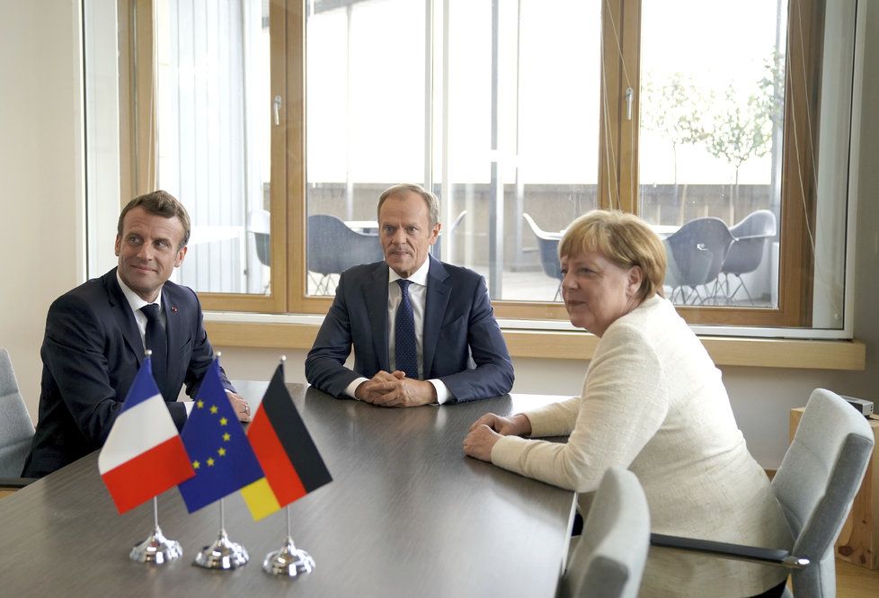 Lídři EU se neshodli na tom, kdo obsadí unijní vedoucí pozice. Na snímku německá kancléřka Angela Merkelová a francouzský prezident Emmanuel Macron.
