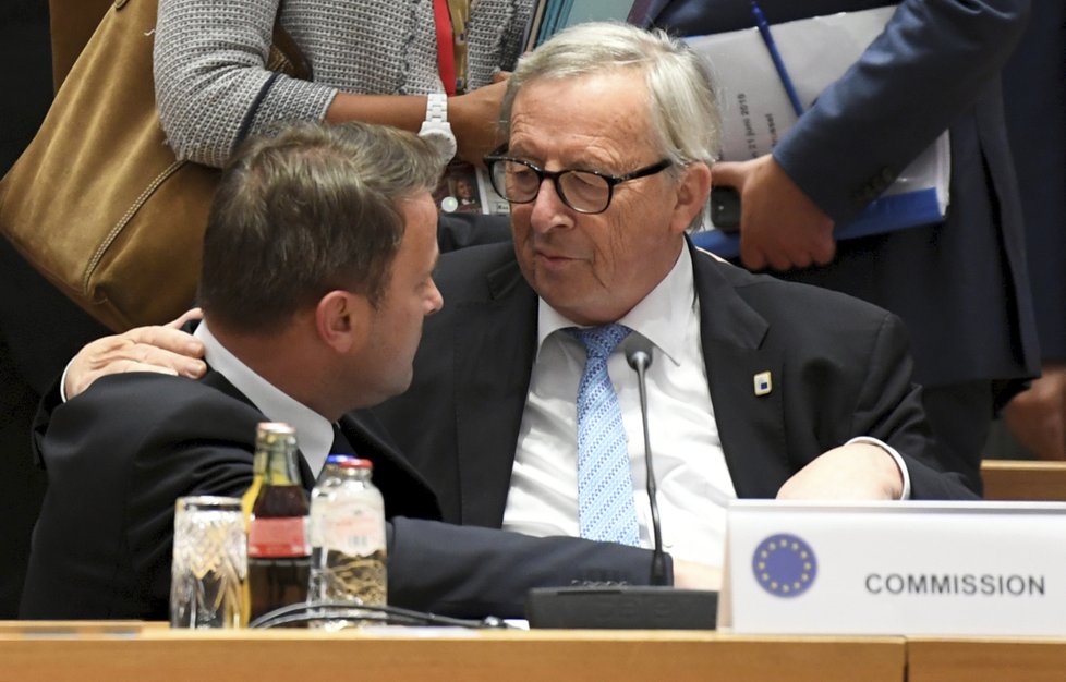 Lídři EU se neshodli na tom, kdo obsadí unijní vedoucí pozice. Na snímku předseda EK Jean-Claude Juncker a lucemburský premiér Bettel.