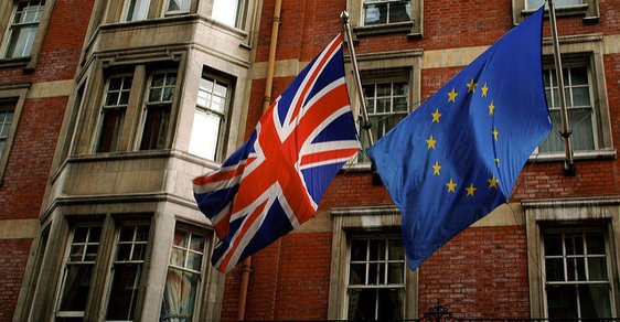 Britská vlajka a vlajka EU vlají pohromadě, ilustrační foto.