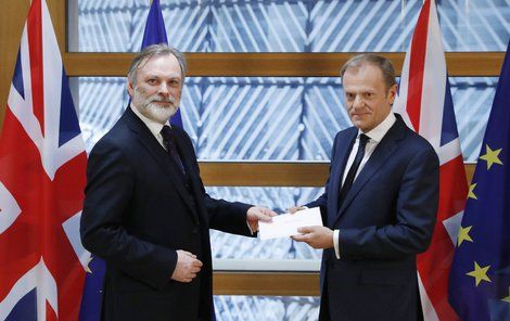 Britský zástupce EU Tim Barrow (vlevo) s předsedou Evropské rady Donaldem Tuskem.