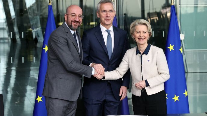 Jak financovat ukrajinskou armádu? Tuto otázku aktuálně řeší EU. Na snímku zleva předseda Evropské rady Charles Michel, generální tajemník NATO Jens Stoltenberg a šéfka Evropské komise Ursula von der Leyenová.