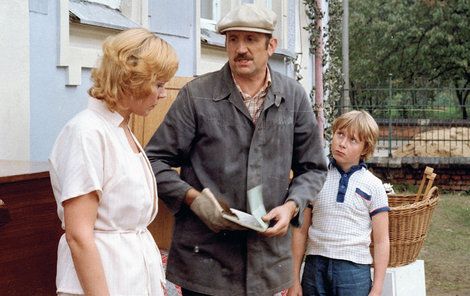 1983 - Se svou seriálovou manželkou Dagmar Veškrnovou a jejich synem Adamem v Návštěvnících.