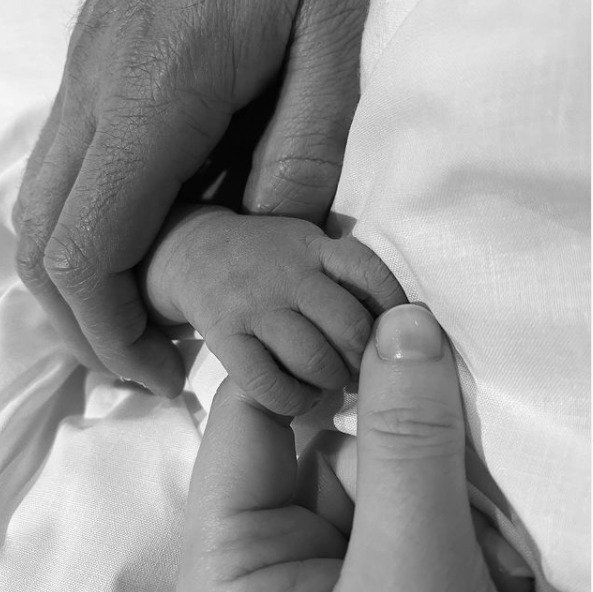 Princezna Eugenie oznámila touto fotkou narození syna.