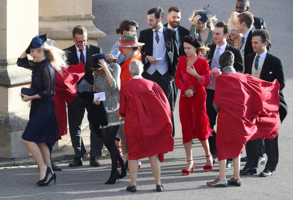 Hosté na svatbě princezny Eugenie bojují s větrem.