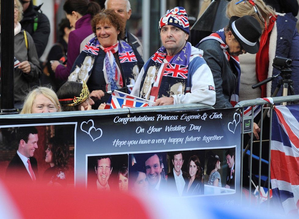 Fanoušci královské svatby kolem hradu Windsor.