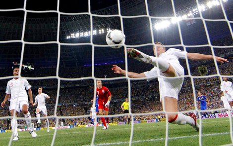 Nejspornější (ne)góly - Euro 2012, Ukrajina – Anglie 0:1: V boji o čtvrtfinále vykopl Terry míč z brankové čáry. Ukrajinci ho však viděli v bráně.