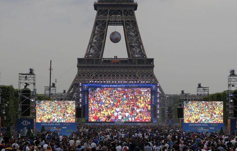 Ve Francii stávkují piloti. Jak to ohrozí dopravu fanoušků na Euro 2016?