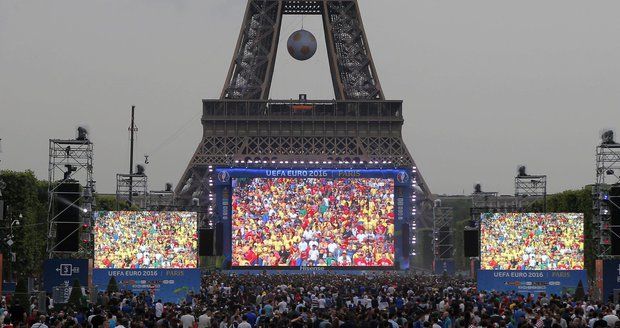 Ve Francii stávkují piloti. Jak to ohrozí dopravu fanoušků na Euro 2016?