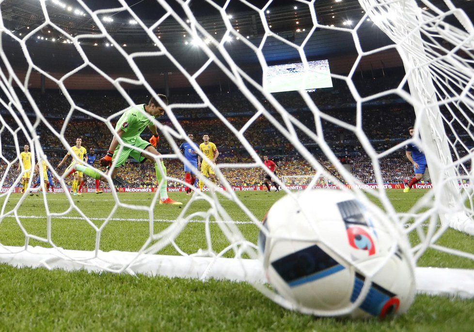 Jeden z gólů úvodního zápasu na Euru 2016 mezi domácí Francií a Rumunskem