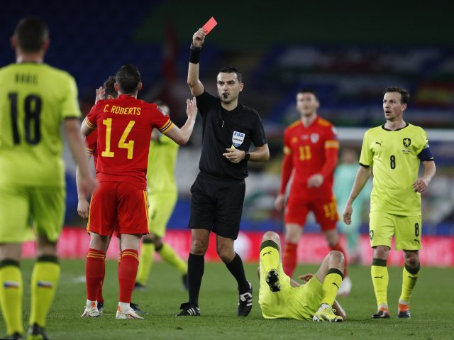 Rumunský rozhodčí Hategan při utkání Wales - Česko