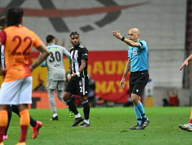 Turecký rozhodčí Cakir během istanbulského derby