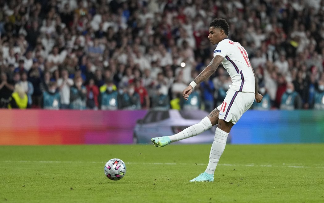 Marcus Rashford trefil v penaltovém rozstřelu mistrovství Evropy proti Itálii jen tyč