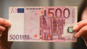 Většina centrálních bank eurozóny v neděli přestává dávat do oběhu bankovku v nejvyšší hodnotě 500 eur (12.750 Kč).