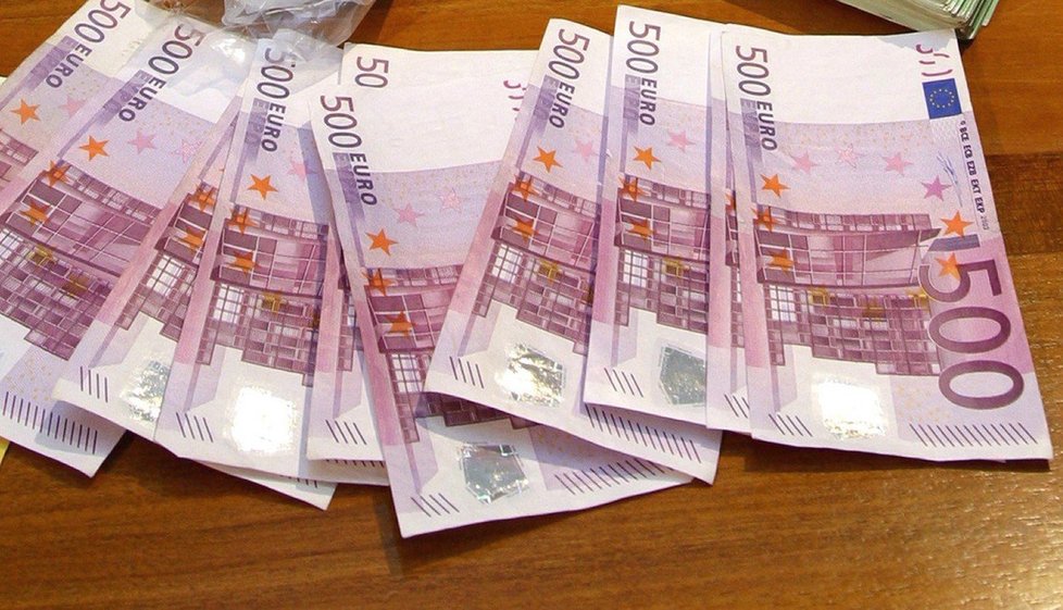 Většina centrálních bank eurozóny v neděli přestává dávat do oběhu bankovku v nejvyšší hodnotě 500 eur (12.750 Kč).