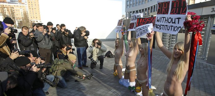 Nahé aktivistky v Kyjevě protestovaly proti EURO 2012.