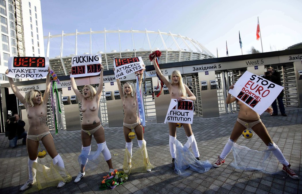 Nahé aktivistky v Kyjevě protestovaly proti EURO 2012.