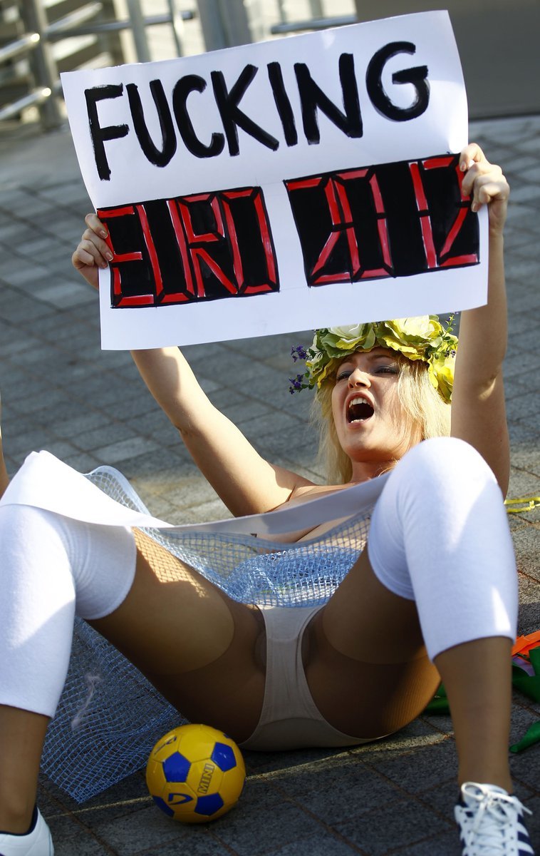 Nahé aktivistky v Kyjevě protestovaly proti EURO 2012.