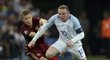Kapitán Anglie Wayne Rooney v akci proti Rusku