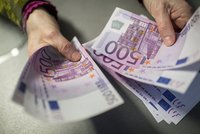 Evropané skrblíci: Mezi lidmi v eurozóně koluje rekordních 27 bilionů korun