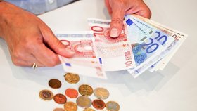 Koruna oslabila vůči euru na nejslabší hodnotu od loňského srpna