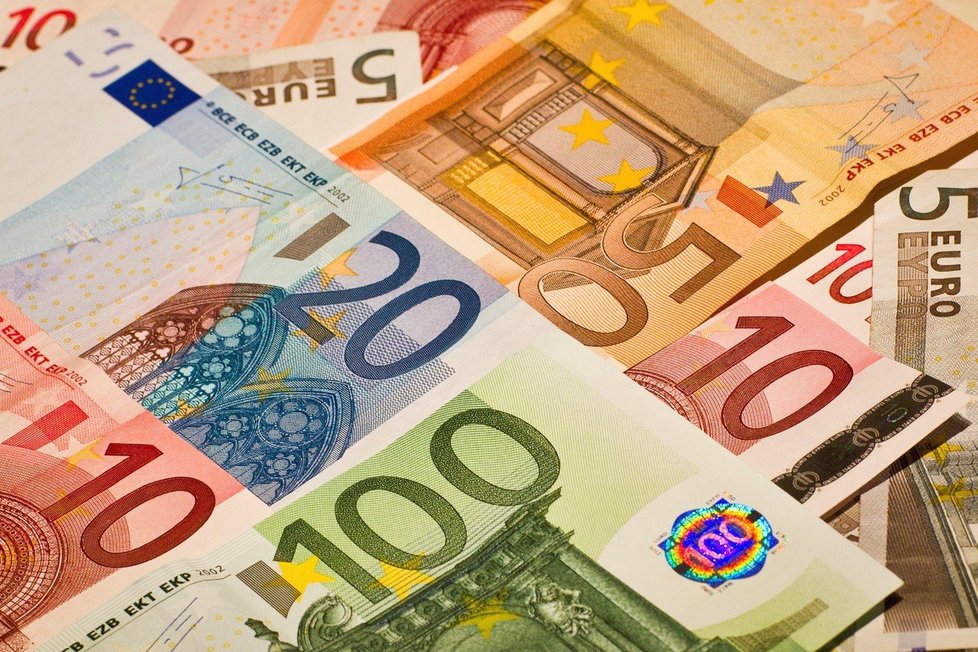 Záhadná osoba nechává lidem u dveří obálky plné bankovek eura.