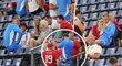 Hráči hledali po krachu útěchu u rodin na tribuně. Hráči hledali po krachu útěchu u rodin na tribuně.
