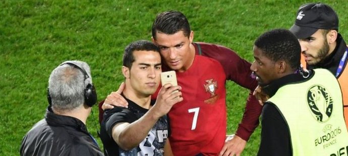 To je gesto! Ronaldo zabránil, aby ochranka uprchlíka zneškodnila. Dali jedno selfíčko!